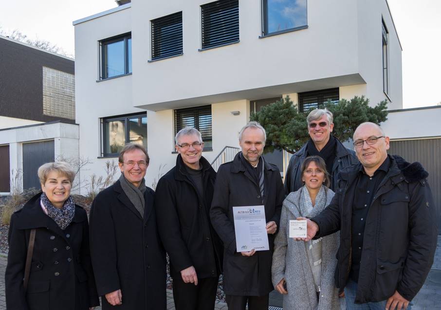 Übergabe der Plakette Altbau neu in Ratingen vor dem sanierten Einfamilienhaus